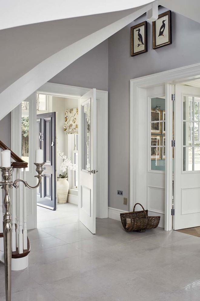 Источник вдохновения для домашнего уюта: прихожая в классическом стиле с серыми стенами и одностворчатой входной дверью