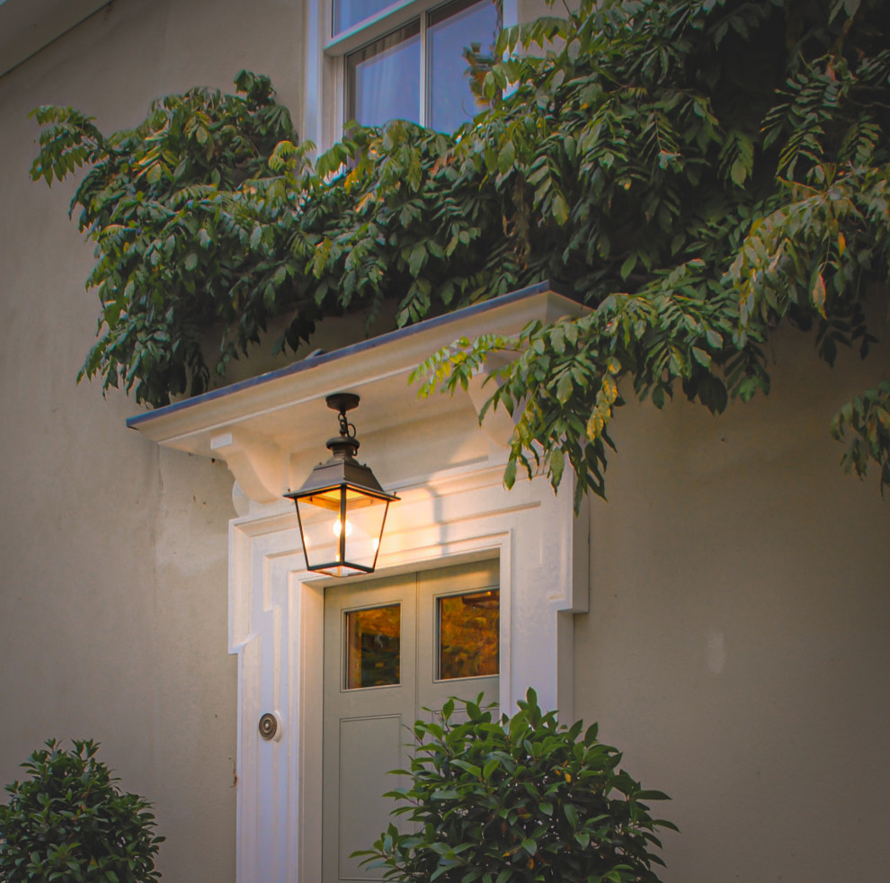 Idéer för en mellanstor klassisk ingång och ytterdörr, med beige väggar, kalkstensgolv, en enkeldörr och en grön dörr