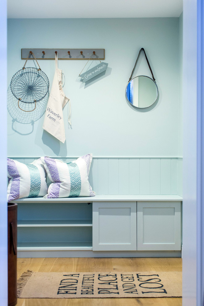 Источник вдохновения для домашнего уюта: тамбур в морском стиле с синими стенами и светлым паркетным полом