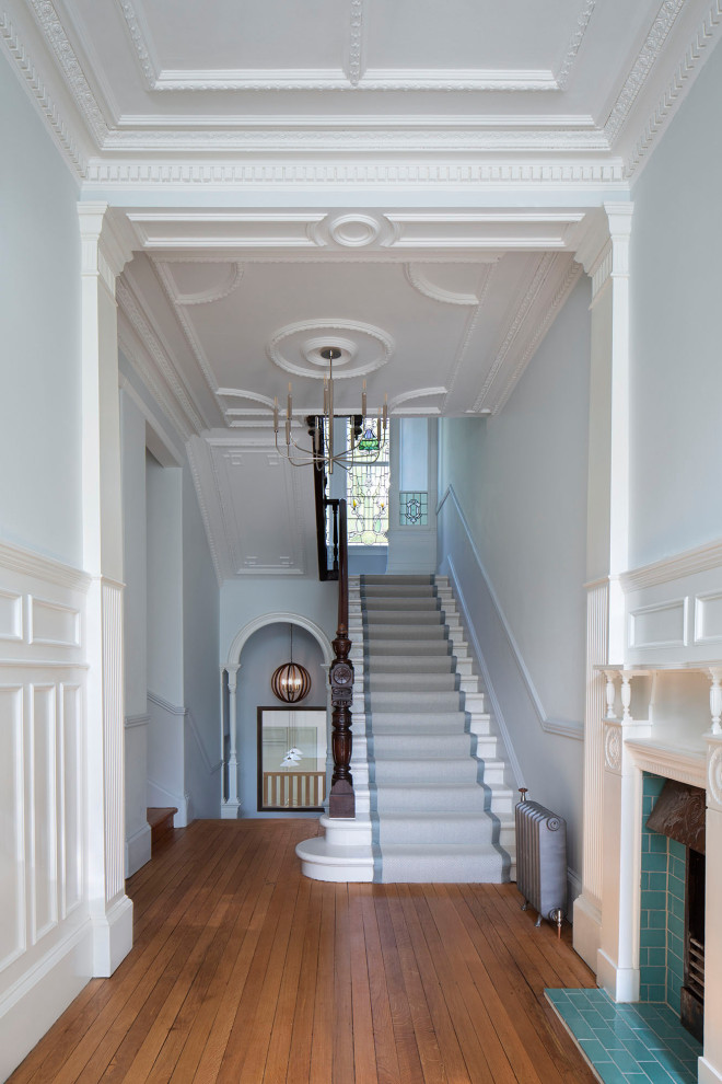 Klassisches Foyer mit weißer Wandfarbe, braunem Holzboden, braunem Boden und vertäfelten Wänden in Glasgow