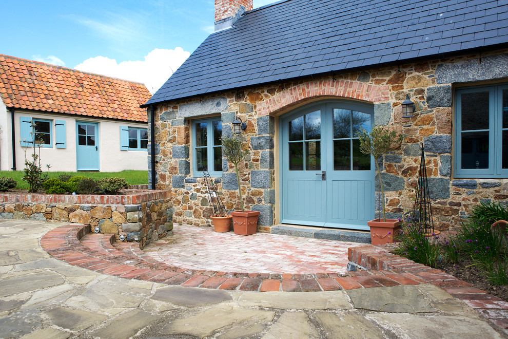 Imagen de puerta principal de estilo de casa de campo con puerta azul