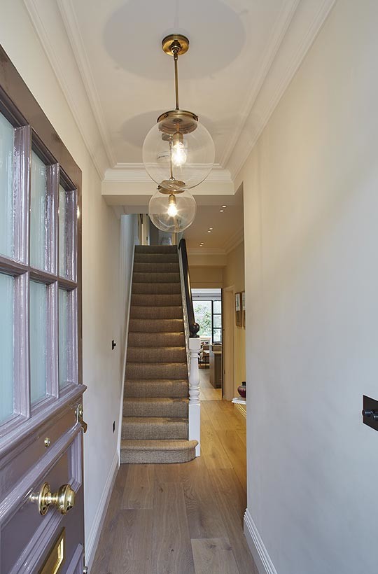 Mittelgroße Klassische Haustür mit weißer Wandfarbe, braunem Holzboden, Einzeltür und lila Haustür in London