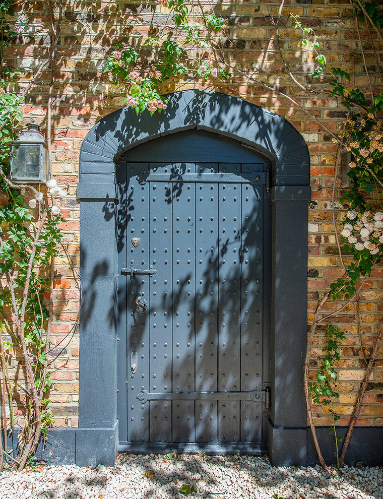 Inredning av en klassisk mellanstor ingång och ytterdörr, med röda väggar, en enkeldörr och en blå dörr