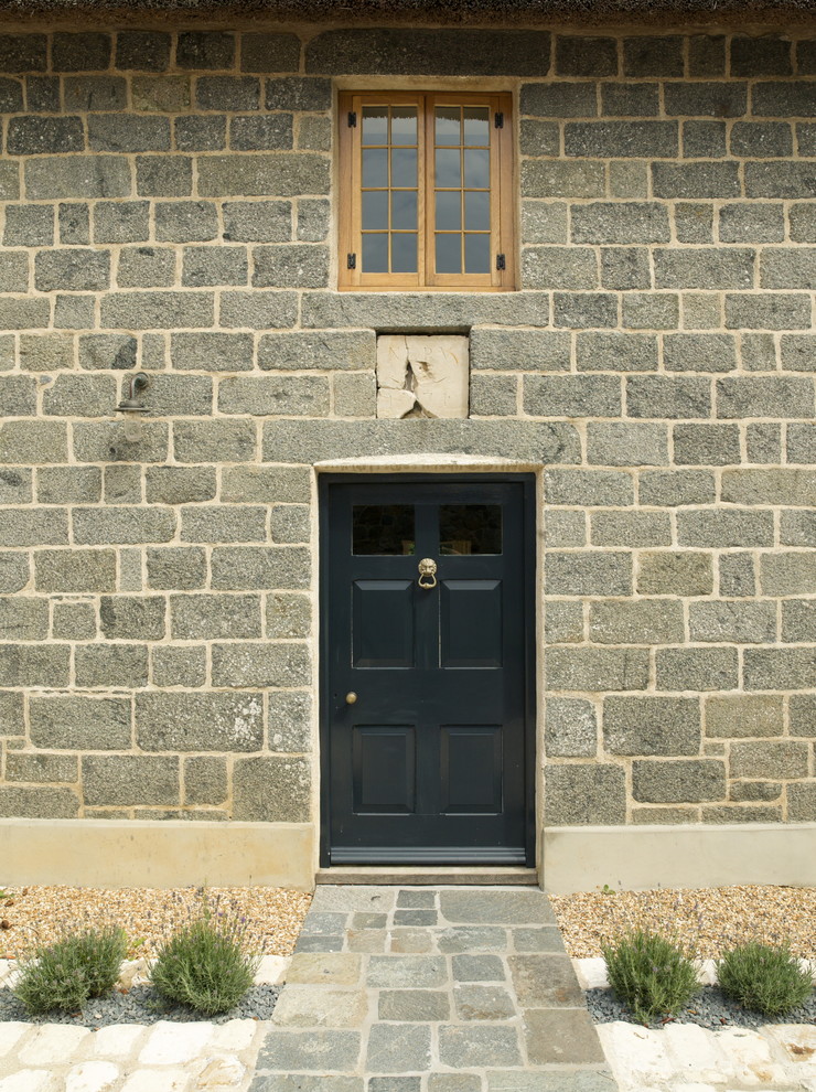Inspiration för en lantlig ingång och ytterdörr, med en enkeldörr och en svart dörr