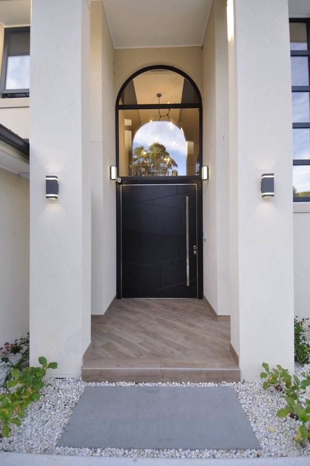 Источник вдохновения для домашнего уюта: огромная входная дверь в стиле модернизм с белыми стенами, темным паркетным полом, поворотной входной дверью и черной входной дверью