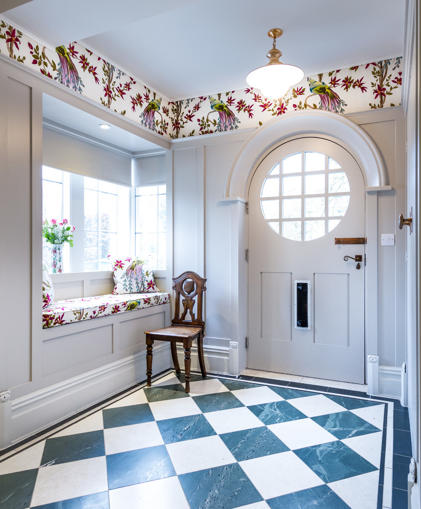 Eklektisches Foyer mit beiger Wandfarbe, Einzeltür und weißer Haustür in Sonstige