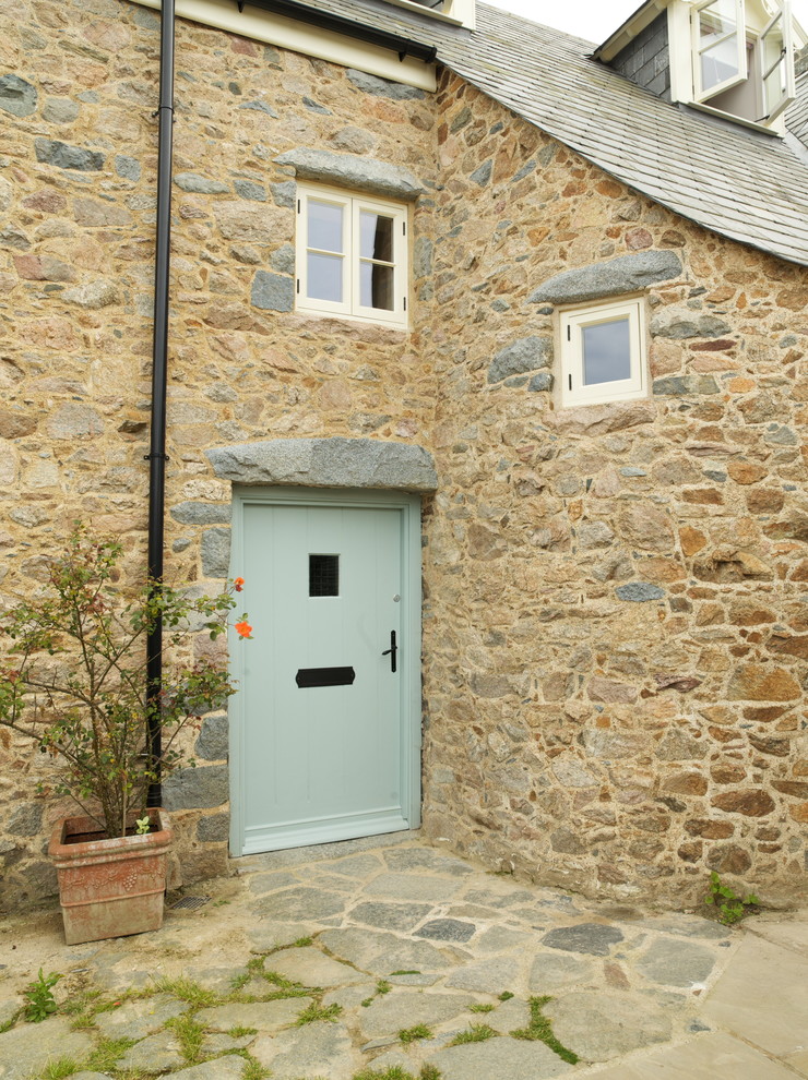 Exempel på en lantlig ingång och ytterdörr, med en enkeldörr och en blå dörr