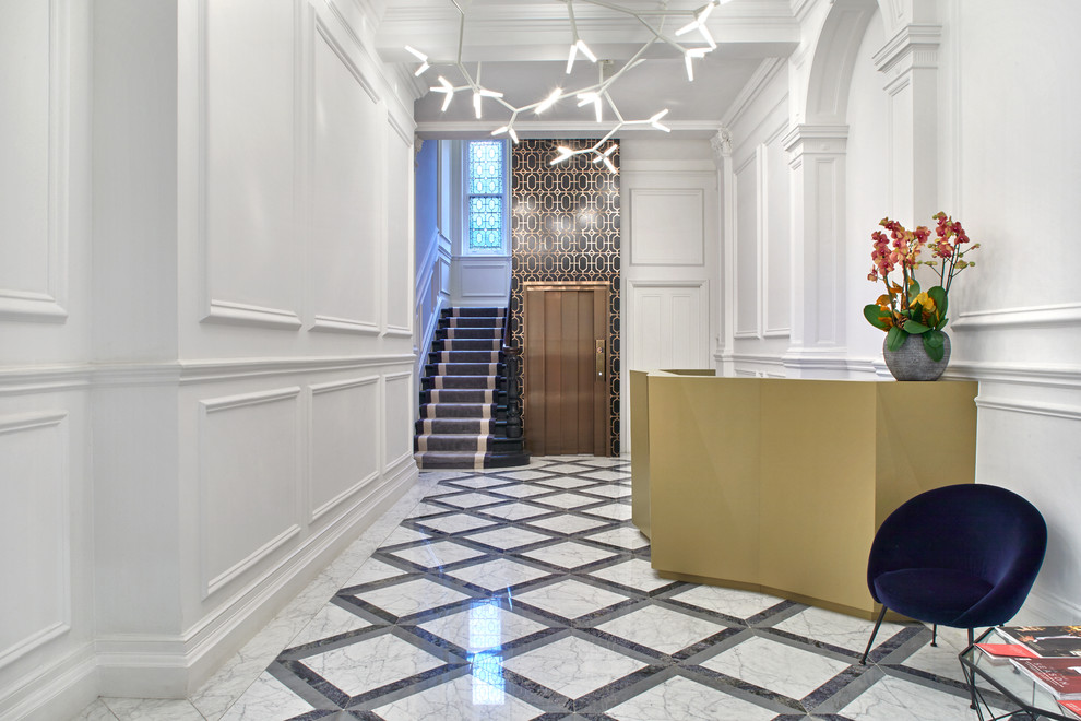 Ispirazione per un corridoio contemporaneo di medie dimensioni con pareti bianche, pavimento in marmo e pavimento multicolore