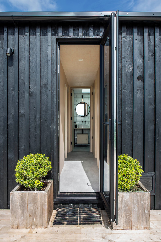 Идея дизайна: входная дверь в скандинавском стиле с одностворчатой входной дверью и стеклянной входной дверью
