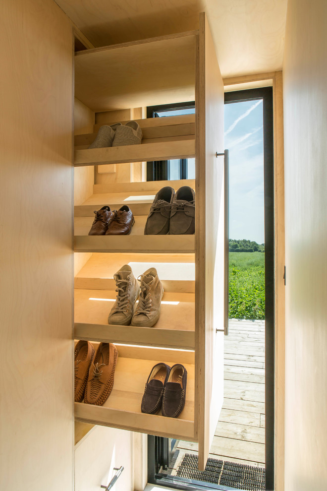 Стильный дизайн: тамбур со шкафом для обуви в скандинавском стиле с одностворчатой входной дверью и стеклянной входной дверью - последний тренд