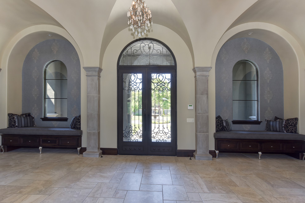 Ispirazione per un grande ingresso tradizionale con pareti beige, pavimento in travertino, una porta a due ante, una porta marrone e pavimento beige