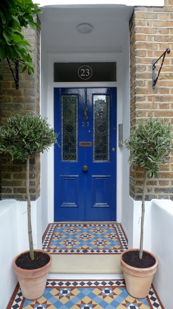 Klassische Haustür mit buntem Boden in London