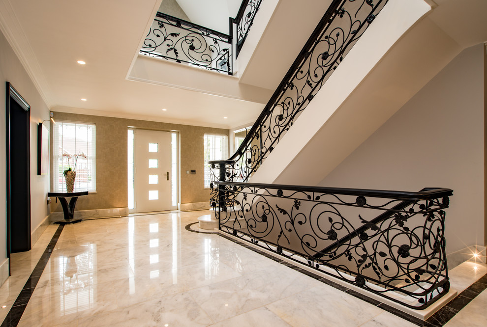 Idéer för en klassisk entré, med marmorgolv och vitt golv