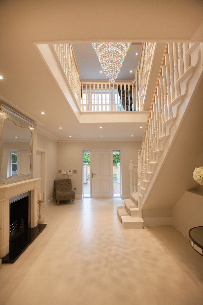 Cette image montre un hall d'entrée traditionnel avec une porte simple et une porte blanche.