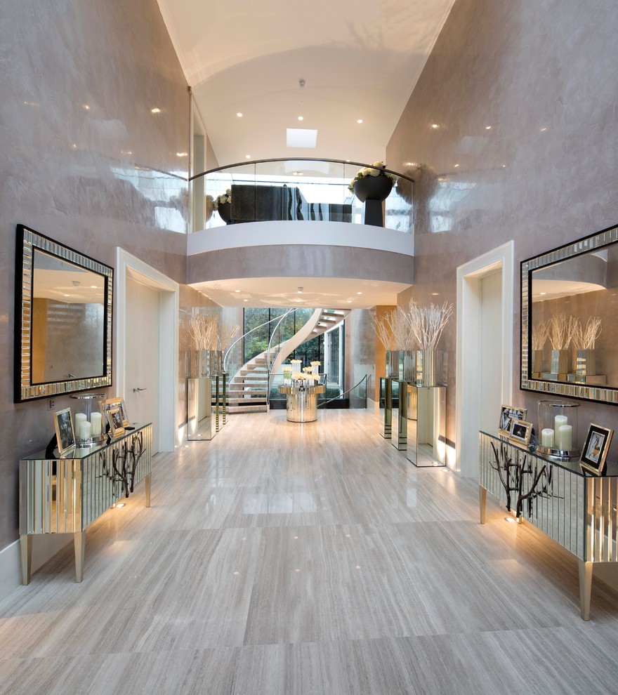 Geräumiges Modernes Foyer mit beiger Wandfarbe und grauem Boden in London