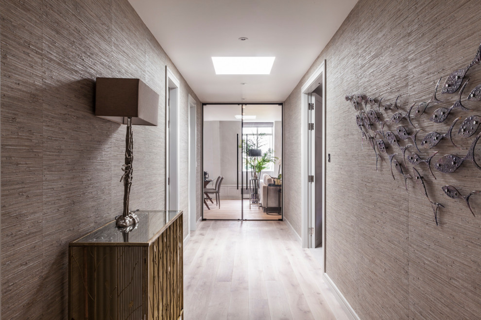 Idées déco pour une entrée moderne de taille moyenne avec un couloir, un mur gris, parquet clair, une porte double, une porte en verre et un sol gris.
