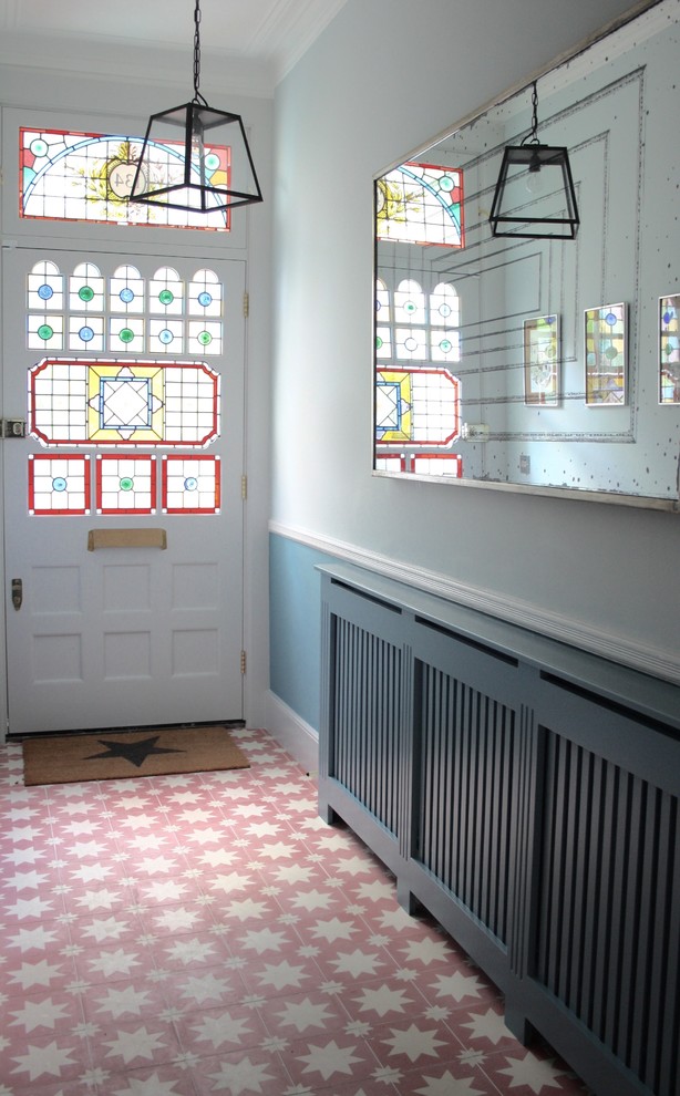 Источник вдохновения для домашнего уюта: большая узкая прихожая в викторианском стиле с синими стенами, полом из керамической плитки, одностворчатой входной дверью, стеклянной входной дверью и розовым полом