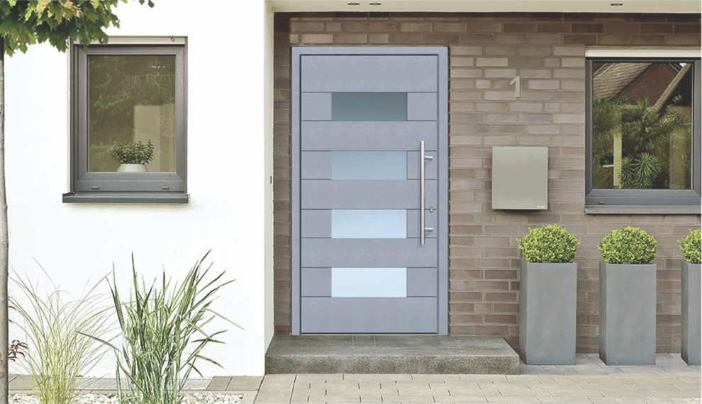 Ejemplo de puerta principal contemporánea de tamaño medio con paredes blancas, puerta simple y puerta gris