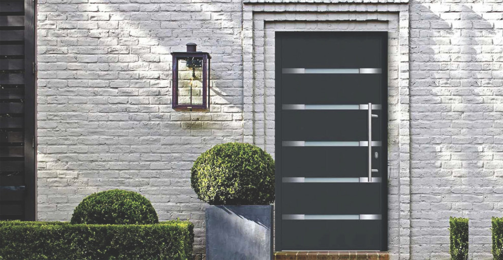 他の地域にある低価格の中くらいなコンテンポラリースタイルのおしゃれな玄関ドア (白い壁、グレーのドア) の写真