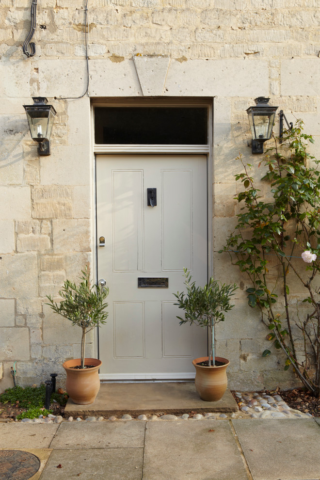 Idée de décoration pour une porte d'entrée champêtre avec une porte simple.