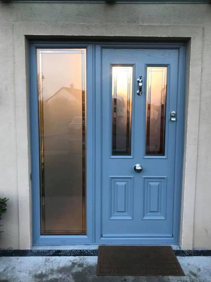 Пример оригинального дизайна: большая входная дверь в стиле лофт с бежевыми стенами, одностворчатой входной дверью и синей входной дверью