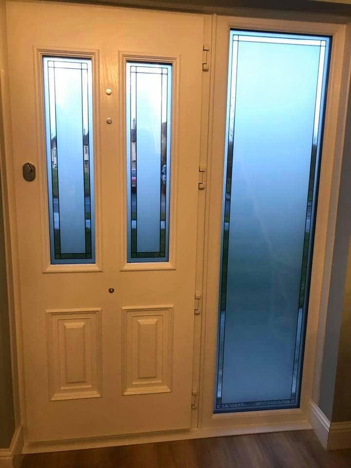 Источник вдохновения для домашнего уюта: большая входная дверь в стиле лофт с бежевыми стенами, одностворчатой входной дверью и синей входной дверью
