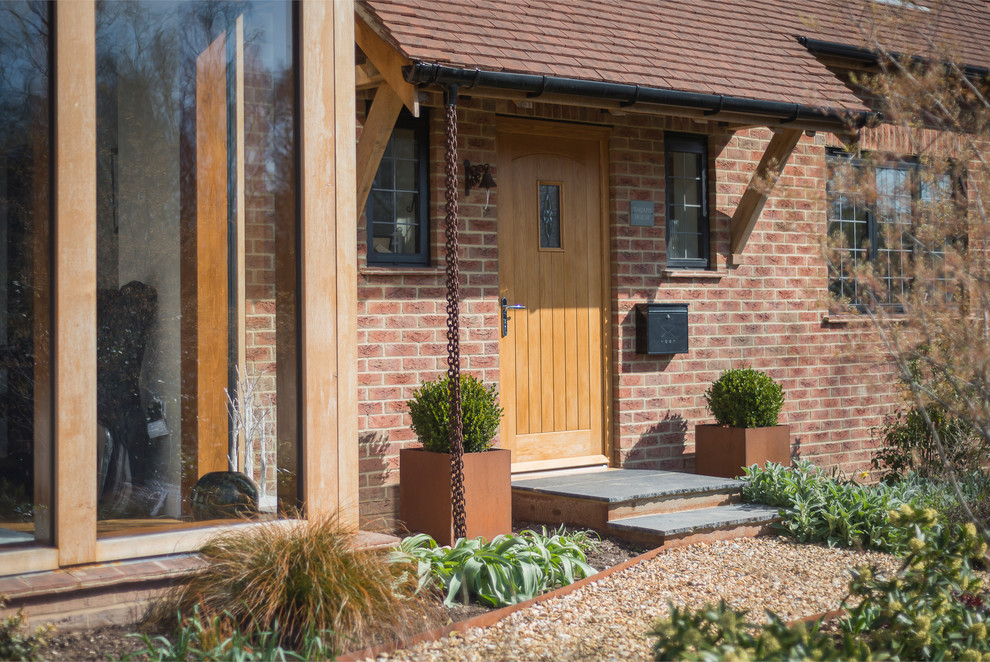 Ejemplo de puerta principal de estilo de casa de campo grande con puerta simple y puerta de madera en tonos medios