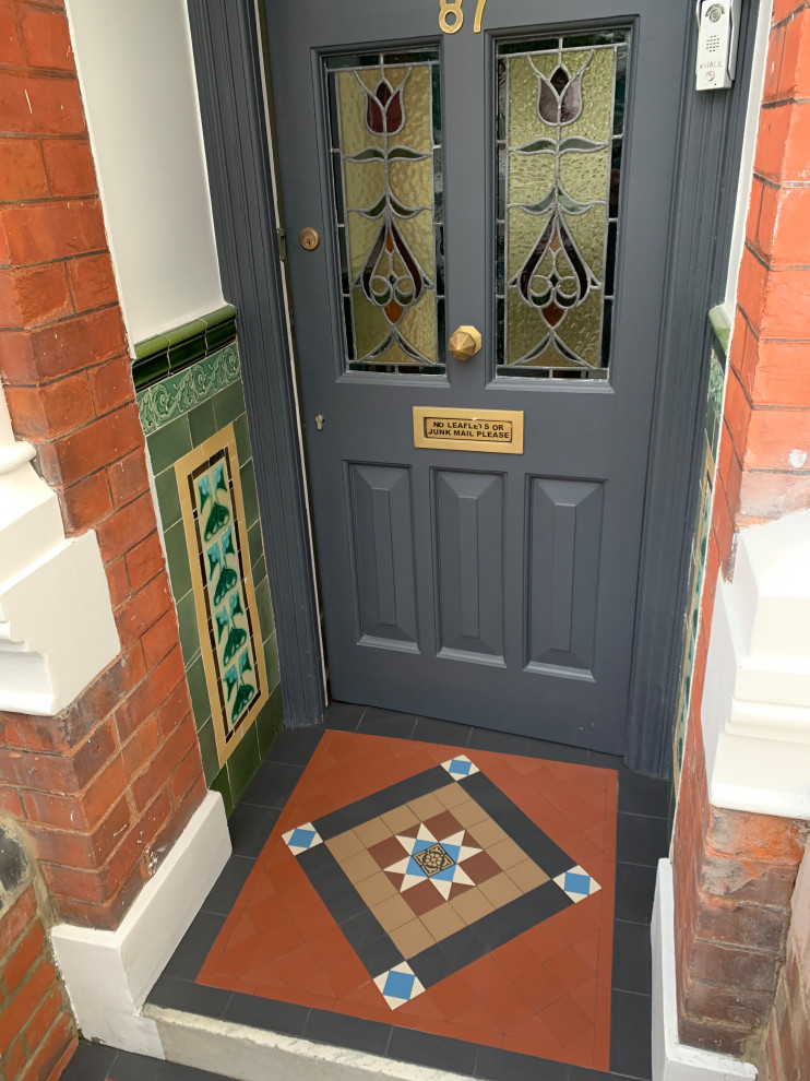 Idee per un ingresso o corridoio vittoriano con pavimento con piastrelle in ceramica e pavimento marrone