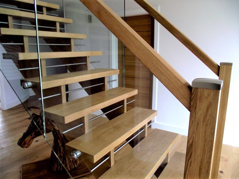 Inredning av en minimalistisk mycket stor trappa