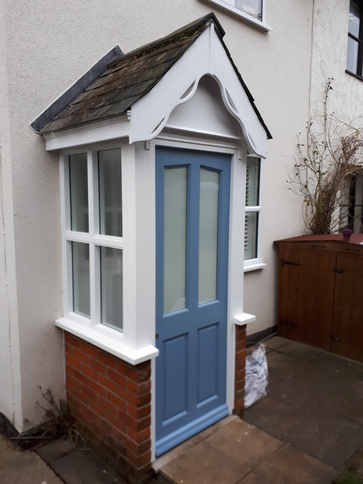 Cette photo montre une entrée tendance avec une porte simple et une porte bleue.