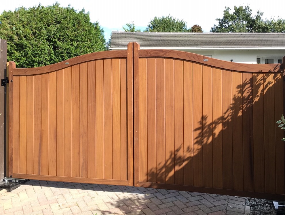 Idées déco pour une entrée classique avec une porte double et une porte en bois brun.