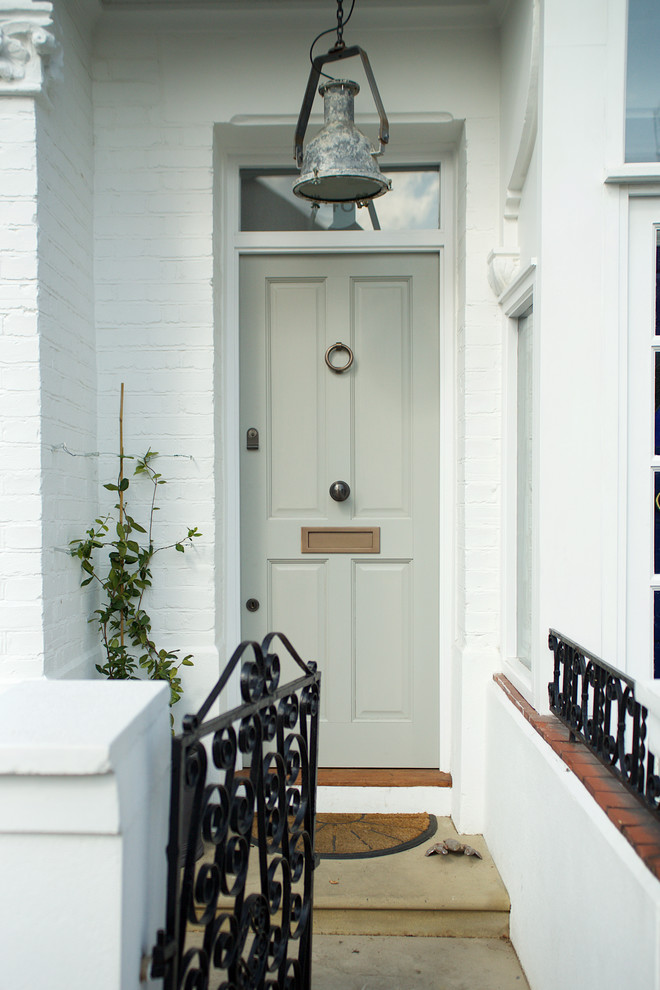 Klassische Haustür mit Einzeltür und grauer Haustür in London