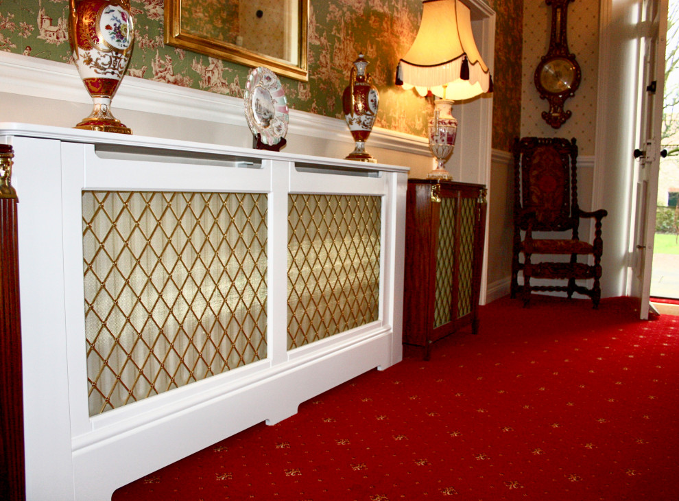 マンチェスターにある高級な中くらいなトラディショナルスタイルのおしゃれな玄関ホール (緑の壁、カーペット敷き、白いドア、赤い床) の写真