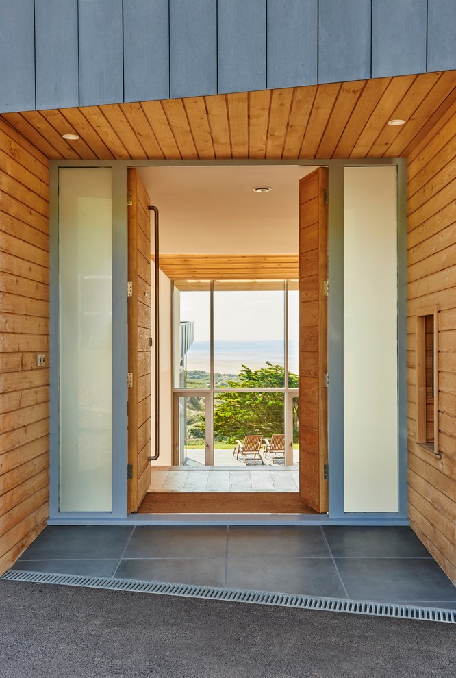 Ispirazione per una porta d'ingresso design di medie dimensioni con pavimento con piastrelle in ceramica, una porta a due ante e una porta in legno bruno