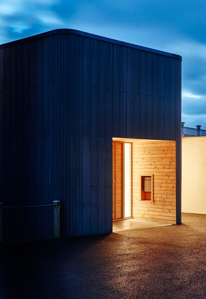 Ispirazione per una porta d'ingresso minimal di medie dimensioni con pavimento con piastrelle in ceramica, una porta a due ante e una porta in legno bruno