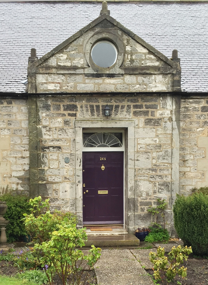 Idee per una porta d'ingresso classica di medie dimensioni con una porta singola e una porta viola