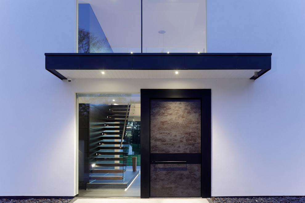 Große Moderne Haustür mit weißer Wandfarbe, Betonboden, Drehtür, schwarzer Haustür und grauem Boden in Cheshire