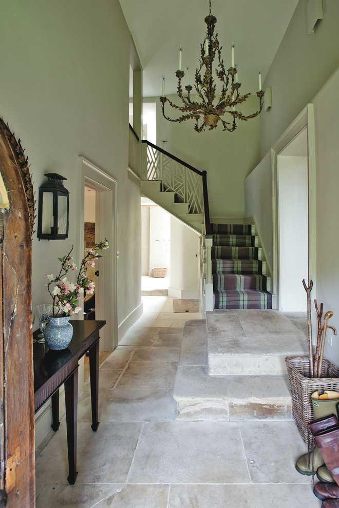 Inspiration pour une entrée rustique de taille moyenne avec un mur beige, un sol en calcaire, un couloir et un sol gris.