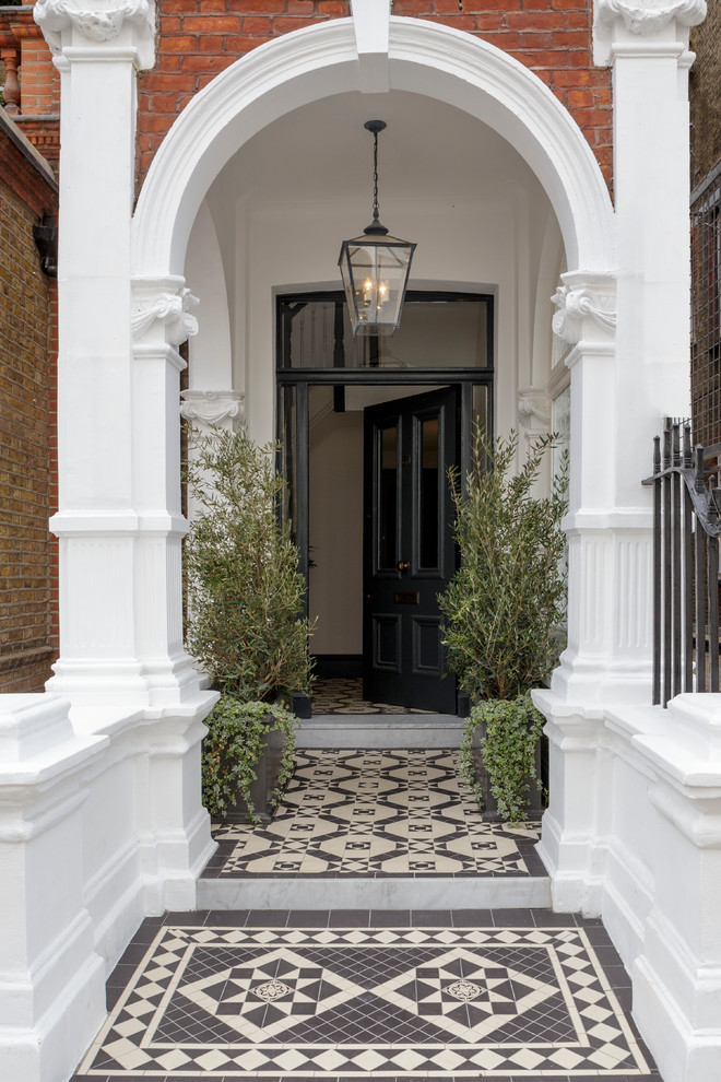 Klassische Haustür mit Einzeltür und schwarzer Haustür in London