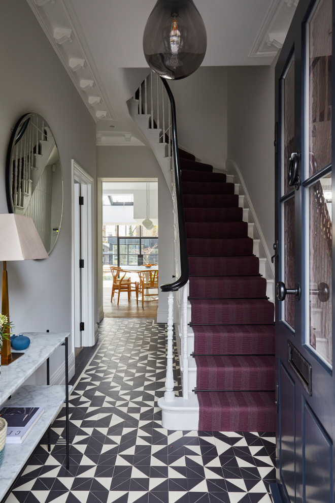 Klassischer Eingang mit Korridor, grauer Wandfarbe, Keramikboden und buntem Boden in London