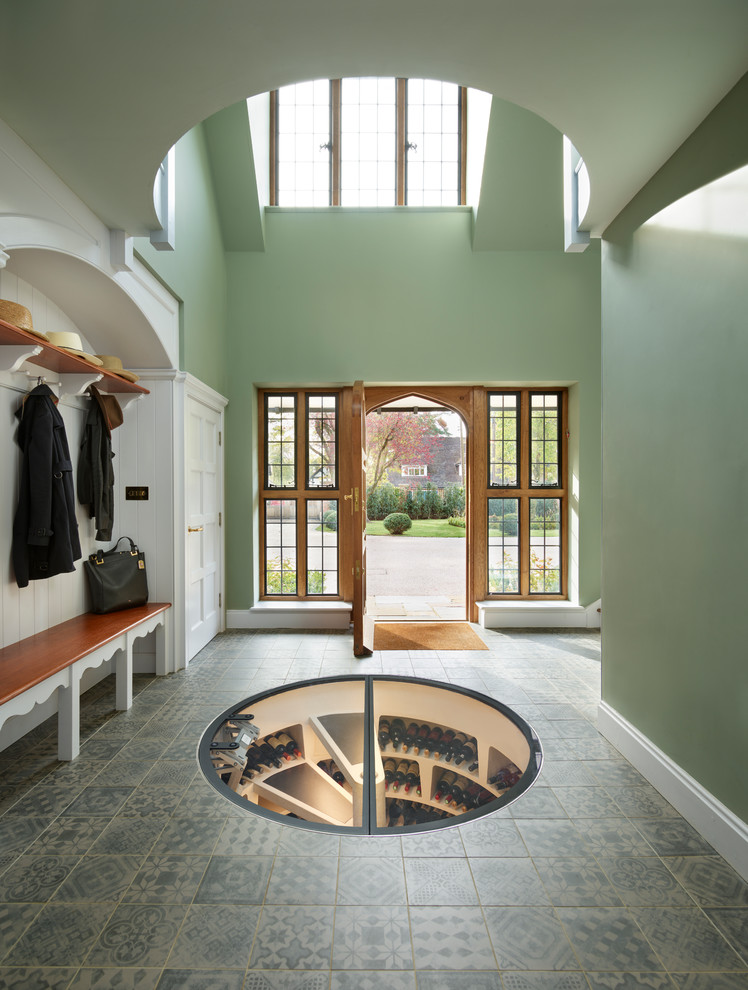 Idee per un ingresso tradizionale con pareti verdi, una porta singola, una porta in legno bruno e pavimento grigio