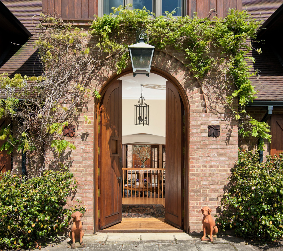 Klassische Haustür mit Doppeltür und hellbrauner Holzhaustür in Sussex