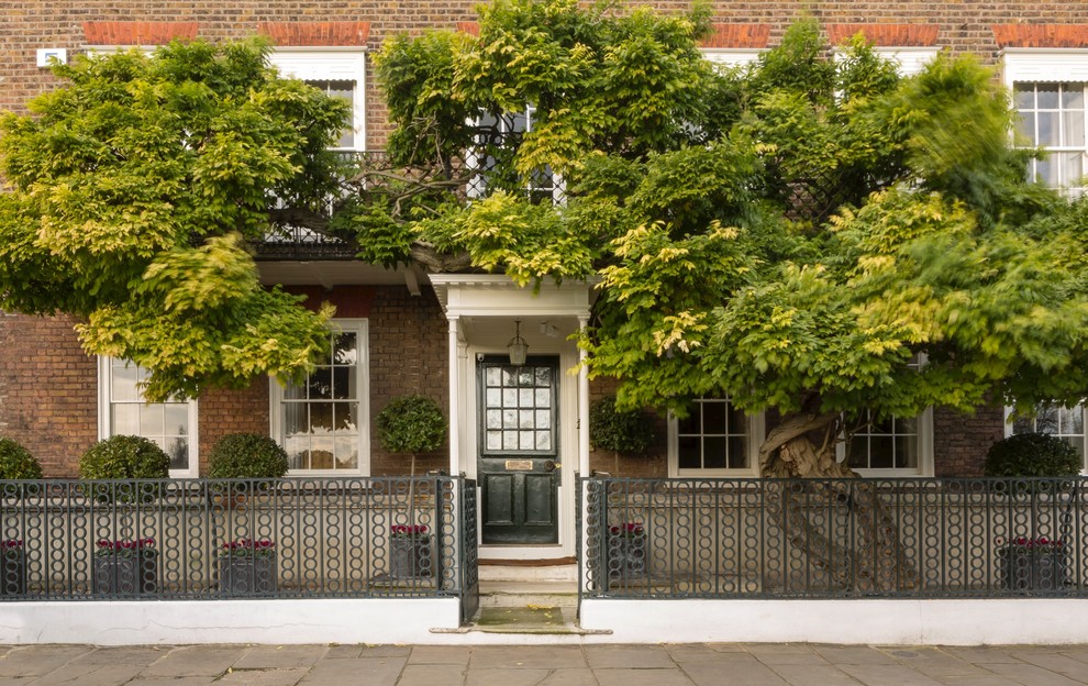 Klassische Haustür mit Einzeltür und schwarzer Haustür in London