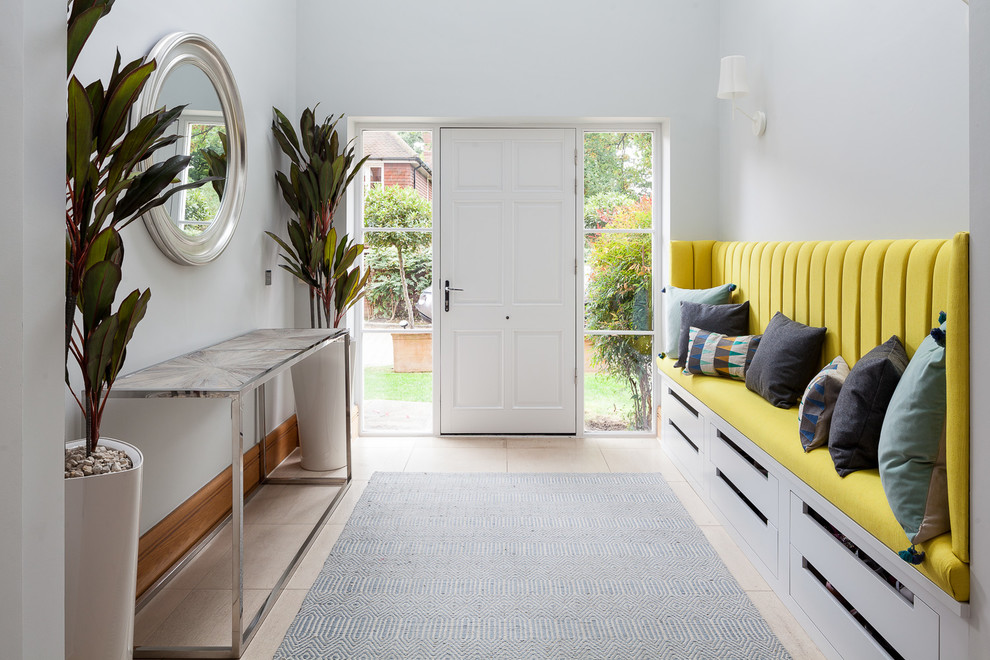 Mittelgroßes Modernes Foyer mit grauer Wandfarbe, Einzeltür, weißer Haustür und beigem Boden in London