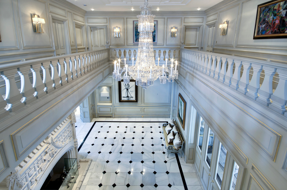 Modelo de hall clásico extra grande con paredes grises y suelo de mármol
