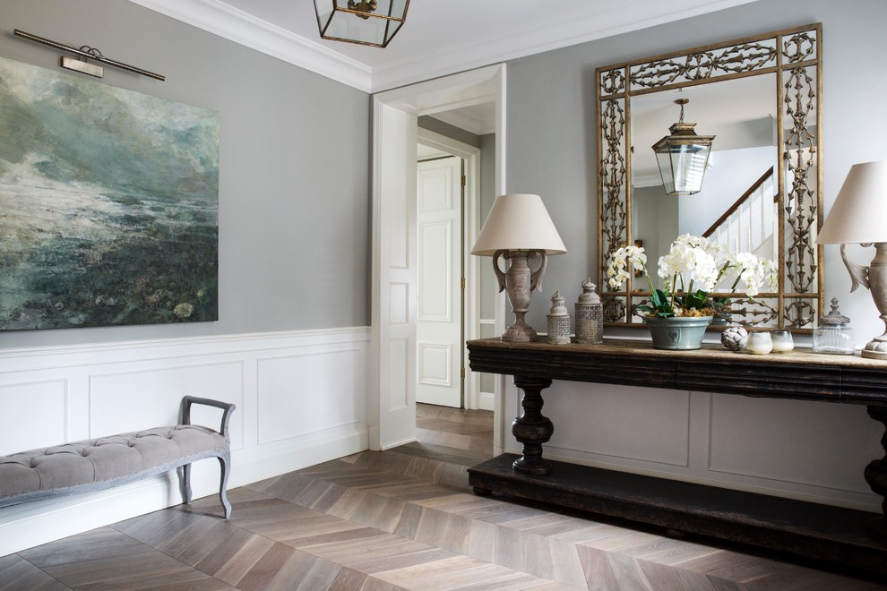 サリーにある高級な広いトラディショナルスタイルのおしゃれな玄関ラウンジ (淡色無垢フローリング、グレーの床、グレーの壁) の写真