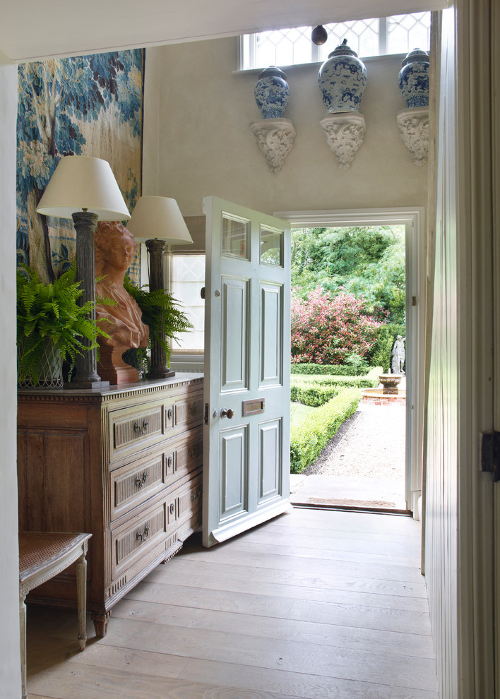 Источник вдохновения для домашнего уюта: фойе с белыми стенами, светлым паркетным полом, одностворчатой входной дверью и синей входной дверью