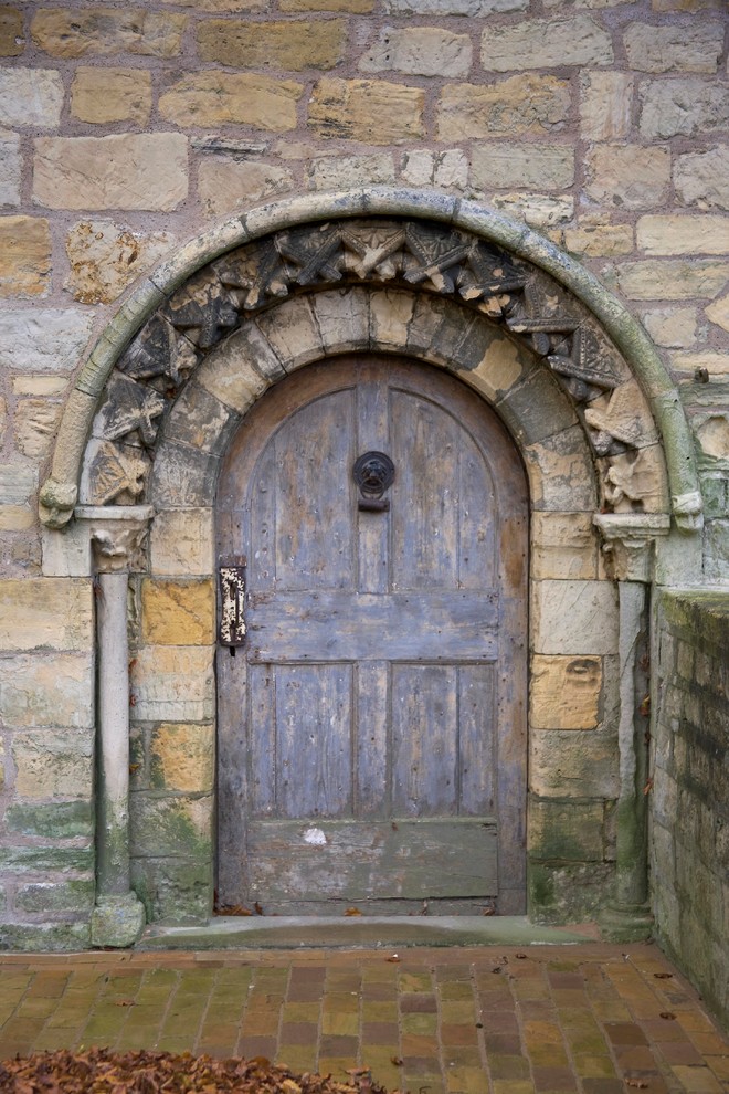 Esempio di una grande porta d'ingresso classica con una porta singola e una porta in legno bruno