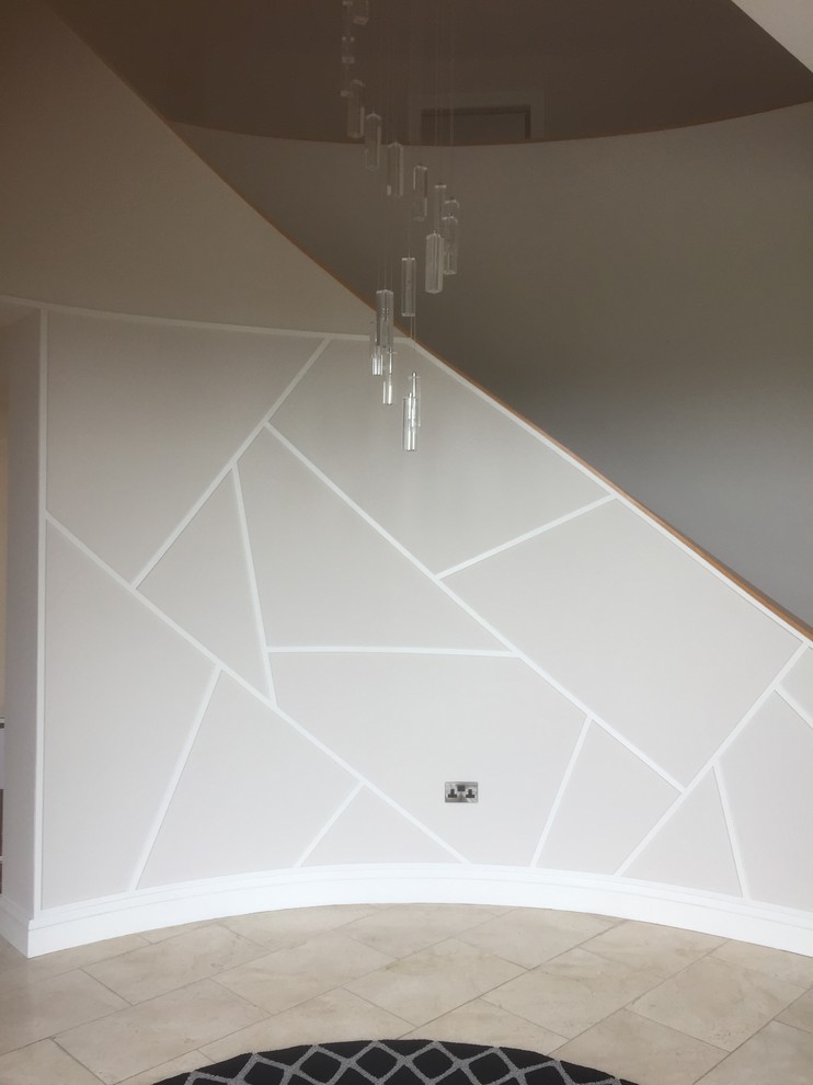 Esempio di un grande corridoio moderno con pareti grigie e pavimento in marmo
