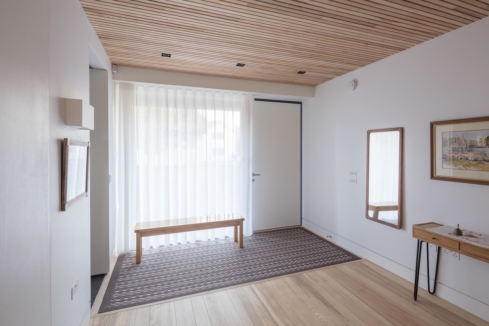 Idéer för en stor modern ingång och ytterdörr, med vita väggar, ljust trägolv, en pivotdörr, en grå dörr och beiget golv